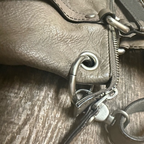 Fossil mint near new condition large Gray Leather Shoulder Bag/crossbody KEY - Picture 7 of 16
